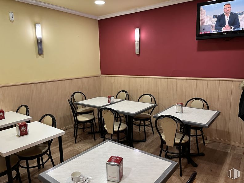 Local en alquiler en Zona Plaza Castilla, Chamartín, Madrid, 28036 con silla, persona, ropa, vajilla, mesa, mueble, restaurante, madera dura, tinte para madera y barniz alrededor