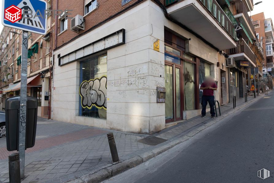 Retail for rent at Calle Villaamil, Tetuán, Madrid, 28039 with person, wall, road surface, street, town, facade, neighbourhood, road, sidewalk and public space around