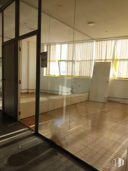 Nave en venta en Barrio Vallecas, Puente de Vallecas, Madrid, 28031 con espejo, edificio, accesorio, sombra, casa, suelo, suelos, hall, madera y ventana alrededor