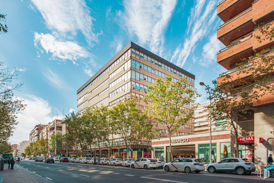 Oficina en alquiler en Edificio Centro, Calle Orense, 11, Tetuán, Madrid, 28020 con coche, edificio, nube, cielo, rueda, día, infraestructura, diseño urbano, neumático y árbol alrededor