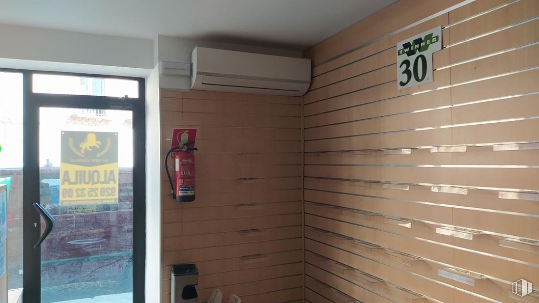 Retail for rent at Zona Centro, Ávila, 05001 with packaged goods, door, building, fixture, interior design, floor, flooring, gas, paint and composite material around