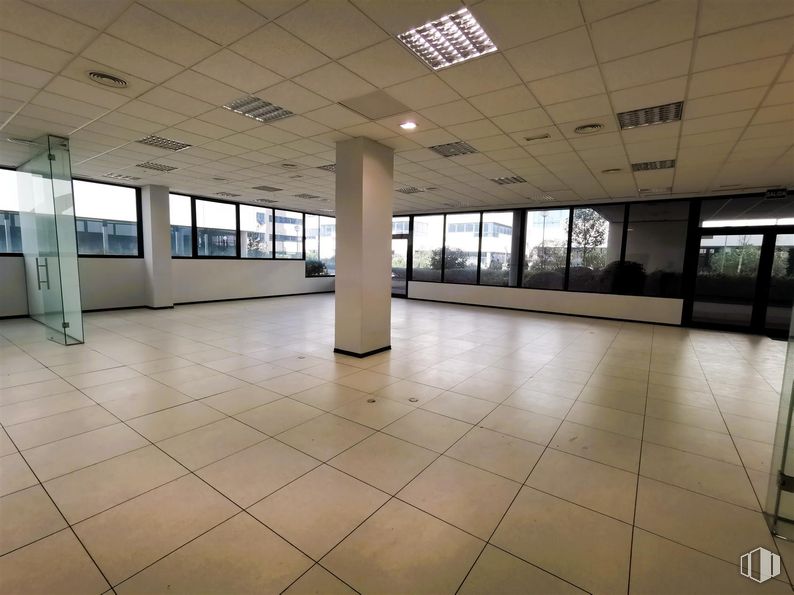 Retail for rent at Edificio 2 (24-A), Calle Casas Miravete, 22 - 24, Villa de Vallecas, Madrid, 28031 with lighting, floor, interior design, flooring, ceiling, composite material, commercial building, glass, metal and headquarters around