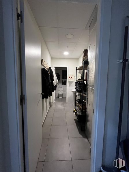 Retail for sale & for rent at Calle Laurel, Fuenlabrada, Madrid, 28942 with outerwear, person, coat, clothing, flooring, floor, interior design, ceiling, door and room around