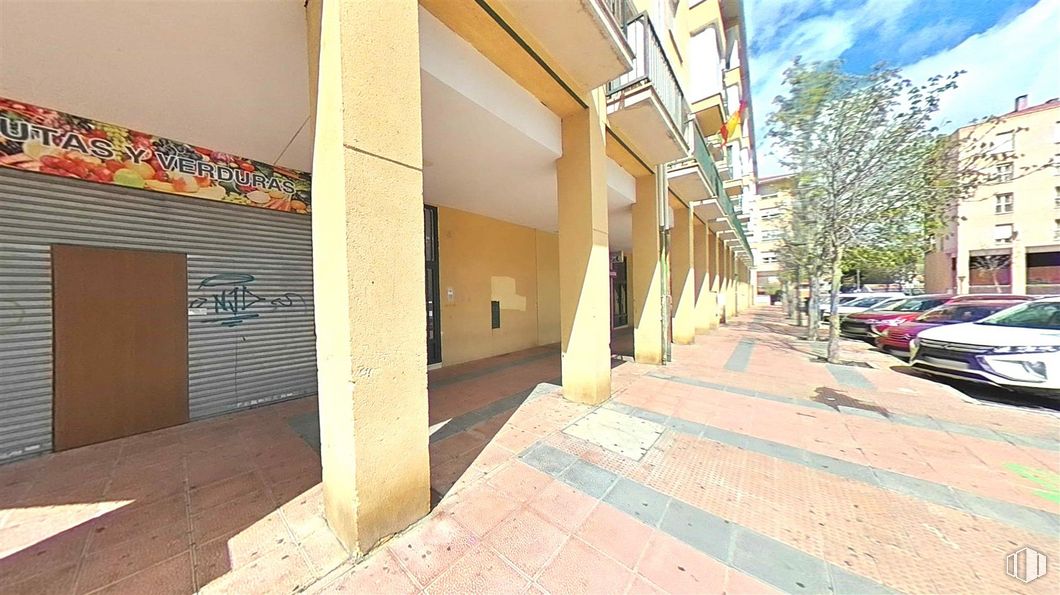 Local en venta en Plaza Colón, Arganda del Rey, Madrid, 28500 con durante el día, propiedad, superficie de la carretera, sombra, planta, diseño urbano, coche, acera, rueda y árbol alrededor