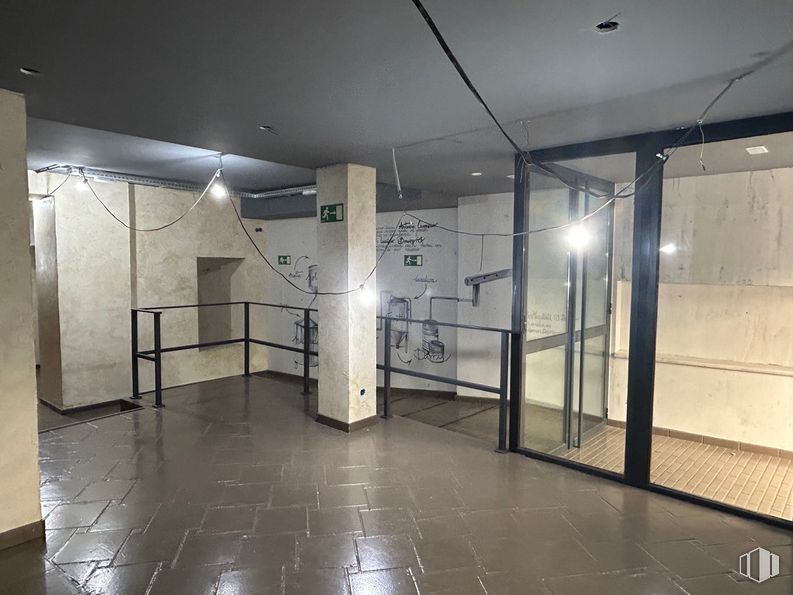 Retail for rent at Calle San Andrés, 38, Centro, Madrid, 28004 with fixture, interior design, floor, flooring, building, hall, glass, ceiling, space and event around