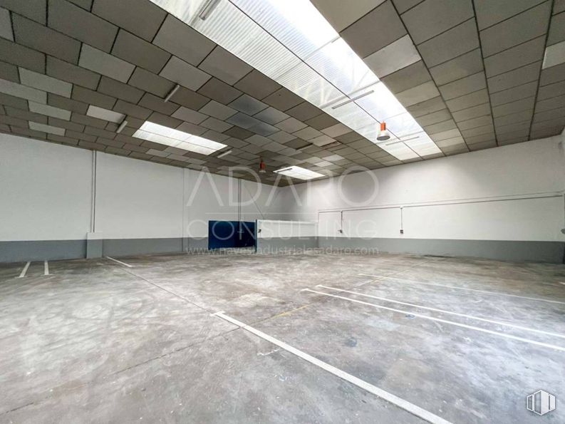 Industrial for rent at Calle San Dalmacio, Villaverde, Madrid, 28021 with light fixture, lighting, flooring, floor, ceiling, composite material, grey, hall, concrete and building material around