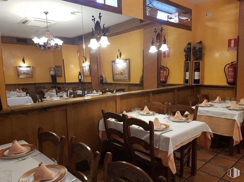 Local en alquiler y venta en Calle José Cadalso, Torrejón de Ardoz, Madrid, 28850 con mesa de cocina y comedor, alumbrado, candelabro, silla, lámpara, vajilla, mesa, mueble, espejo y interiorismo alrededor