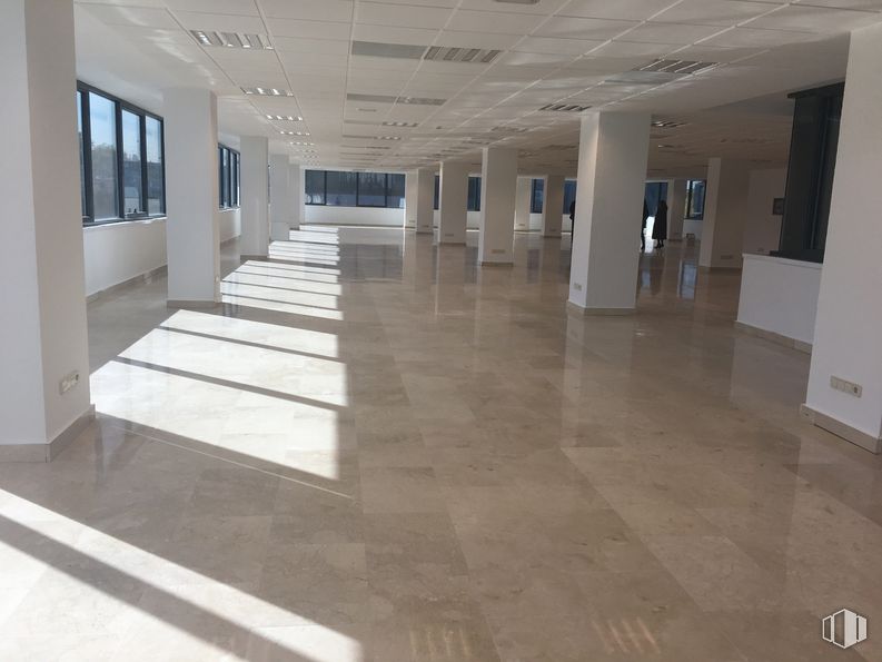 Office for rent at Edificio Europa I, Avenida Fuencarral, 24, Alcobendas, Madrid, 28108 with window, fixture, tile flooring, wood, flooring, hall, floor, building material, beige, composite material and glass around