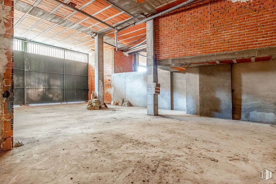 Retail for sale & for rent at Zona Pilar, Talavera de la Reina, Toledo, 45600 with wood, hall, floor, flooring, building, building material, brickwork, beam, brick and gas around