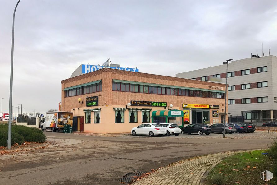 Oficina en alquiler en Avenida Estaciones, 22, Torrejón de Ardoz, Madrid, 28850 con edificio, coche, cielo, planta, nube, rueda, vehículo, luz de la calle, ventana y neumático alrededor