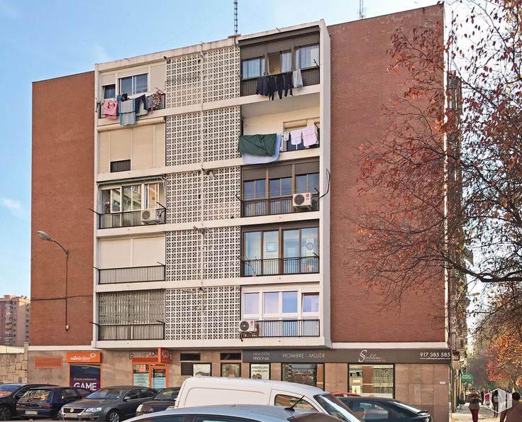 Local en alquiler en Calle Ginzo de limia, 42, Fuencarral - El Pardo, Madrid, 28029 con edificio, ventana, coche, cielo, propiedad, arquitectura, vehículo, diseño urbano, árbol y bloque de pisos alrededor