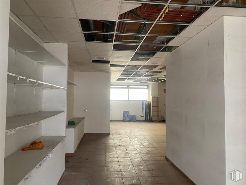 Retail for rent at Paseo Chopera, 47, Arganzuela, Madrid, 28045 with flooring, floor, ceiling, composite material, tile flooring, plywood, building material, hall, daylighting and hardwood around