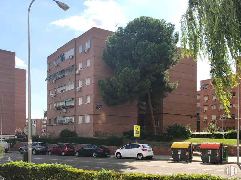 Local en venta en Calle Virgen de los Desamparados, 34, Villaverde, Madrid, 28041 con coche, edificio, cielo, planta, vehículo terrestre, nube, día, propiedad, vehículo y luz de la calle alrededor