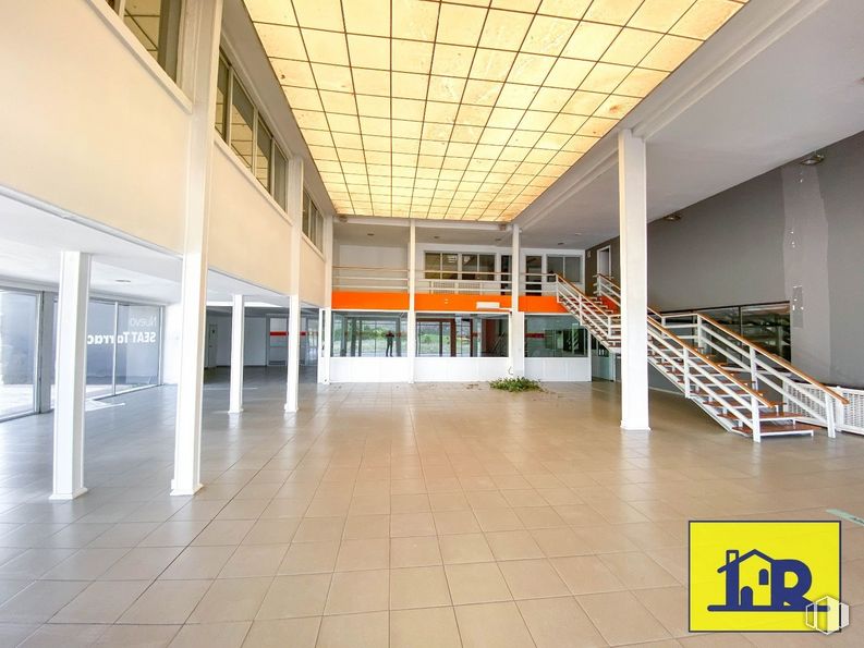 Industrial for sale & for rent at Avenida Cruz Roja Española, Cuenca, 16002 with property, building, fixture, plant, hall, flooring, floor, tile flooring, ceiling and commercial building around