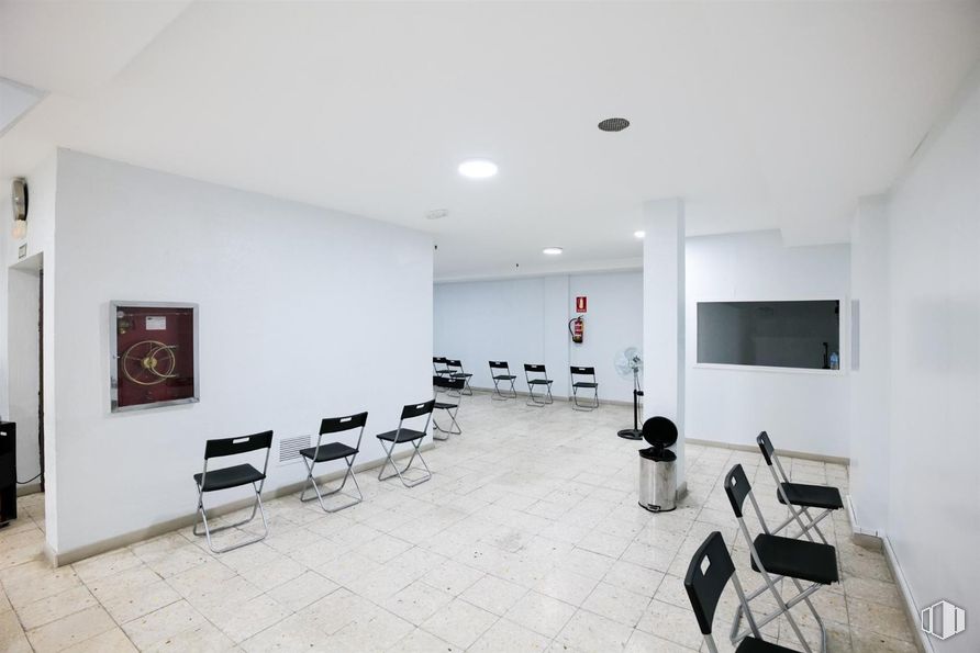 Retail for sale at Calle Río Ulla, Ciudad Lineal, Madrid, 28017 with chair, furniture, building, flooring, hall, floor, houseplant, living room, real estate and ceiling around