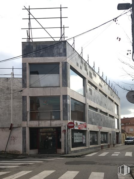 Retail for sale at Calle Virgen de la Soledad, Mejorada del Campo, Madrid, 28840 with building, sky, infrastructure, electricity, overhead power line, architecture, line, urban design, window and street light around