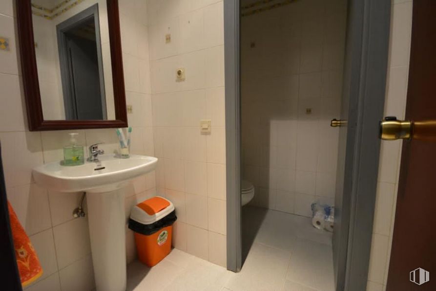 Local en alquiler en Zona Centro, Alcorcón, Madrid, 28921 con espejo, fregadero, grifo, lavabo de baño, accesorio de fontanería, edificio, baño, accesorio, piso y puerta alrededor