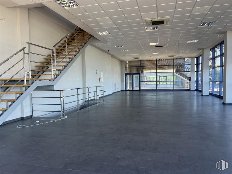 Industrial for sale at Torre 1, Avenida Madrid, 88, Arganda del Rey, Madrid, 28500 with fixture, hall, building, stairs, floor, flooring, ceiling, glass, transparency and wood around