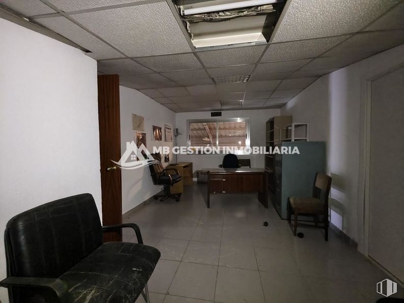 Nave en venta en Camino viejo de Getafe, Fuenlabrada, Madrid, 28946 con silla, escritorio, mesa, mueble, edificio, interiorismo, suelos, suelo, hall y sala de estar alrededor