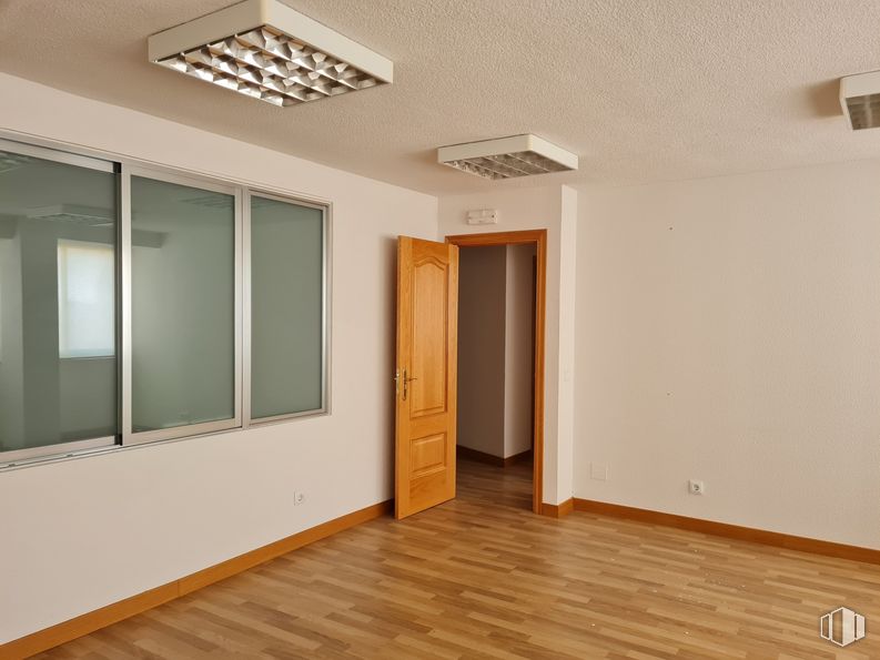 Oficina en alquiler en Avenida Constitución, Móstoles, Madrid, 28931 con puerta, propiedad, edificio, accesorio, madera, diseño de interiores, pasillo, piso, suelo y sombra alrededor