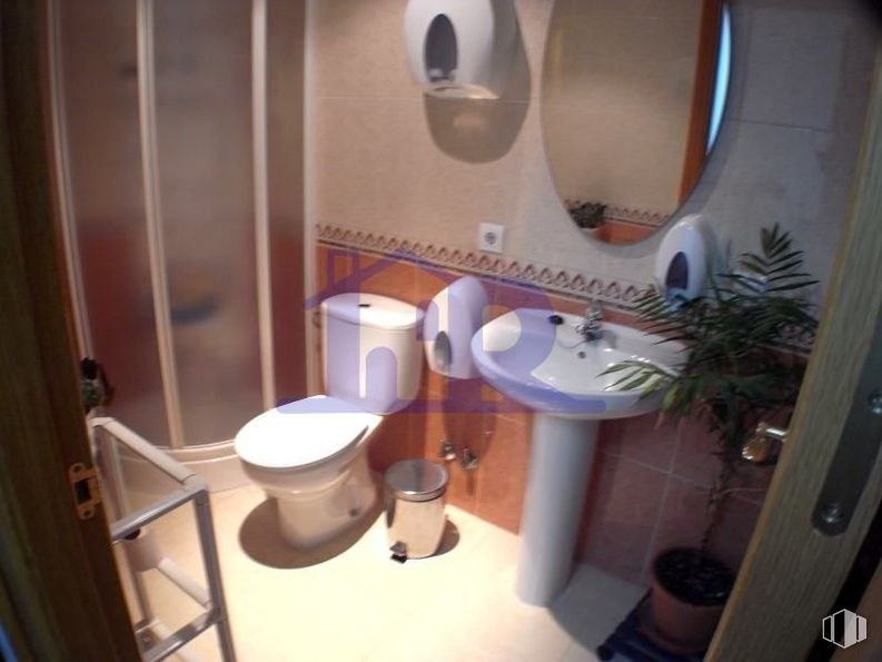 Retail for sale & for rent at Zona Reyes Católicos, Cuenca, 16004 with toilet, sink, mirror, plumbing fixture, bathroom sink, toilet seat, bathroom, plumbing, floor and tap around