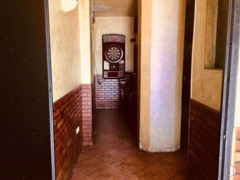 Local en venta en Calle San Francisco, 10, Leganés, Madrid, 28912 con teléfono, edificio, puerta, madera, casa, piso, suelo, madera, puerta de casa y reloj alrededor