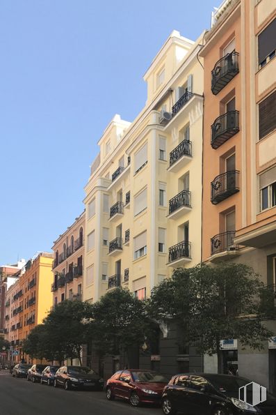 Local en venta en Calle Juan de Austria, 22, Chamberí, Madrid, 28010 con coche, edificio, cielo, vehículo terrestre, día, ventana, infraestructura, vehículo, rueda y árbol alrededor