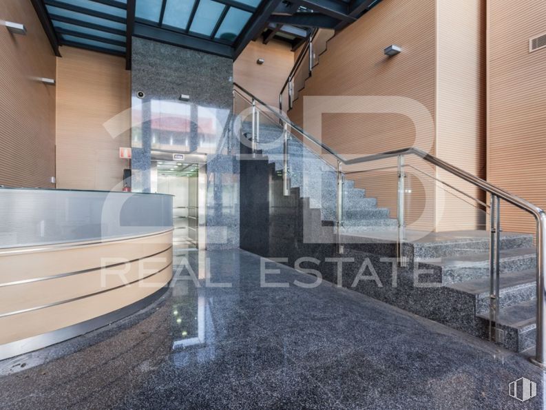 Office for sale at Rivas Centro, Plaza Constitución, 2, Rivas-Vaciamadrid, Madrid, 28529 with property, building, stairs, interior design, wood, flooring, floor, house, automotive exterior and wall around