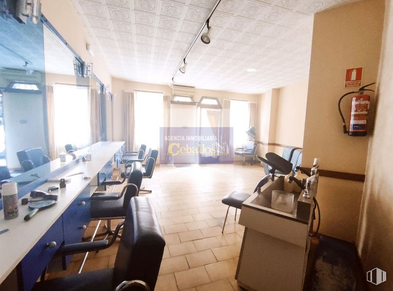 Retail for rent at Zona centro, Guadalajara, 19001 with chair, furniture, desk, table, interior design, flooring, window, real estate, fixture and building around