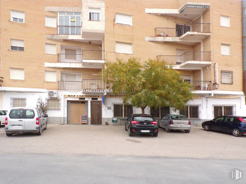 Retail for sale at Calle Convento, Tembleque, Toledo, 45780 with car, van, building, window, automotive parking light, land vehicle, wheel, property, vehicle and tire around