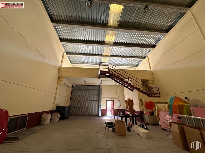 Nave en venta en Polígono Industrial Camporroso, Ciempozuelos, Madrid, 28350 con interiorismo, suelo, accesorio, suelos, hall, edificio, techo, madera, haz y silla alrededor