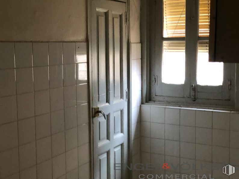 Retail for sale at Zona centro, Segovia, 40001 with window, door, window blind, building, fixture, wood, interior design, house, floor and flooring around