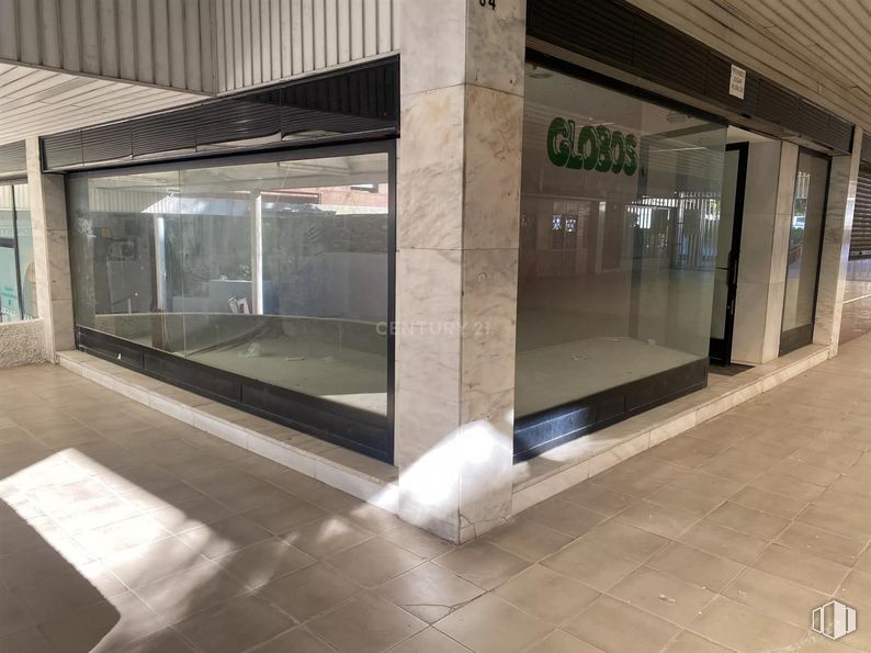 Retail for sale & for rent at Calle Cañadilla, Las Rozas de Madrid, Madrid, 28230 with shade, interior design, building, floor, flooring, facade, fixture, wood, glass and composite material around