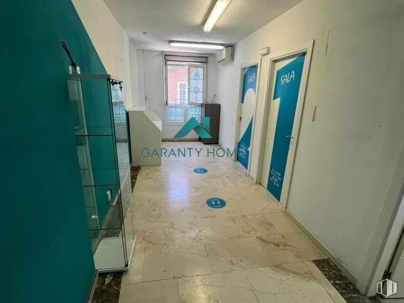 Oficina en alquiler en Zona centro, Valdemoro, Madrid, 28340 con puerta, accesorio, suelos, madera, techo, madera dura, vidrio, habitación, escayola y suelo de baldosas alrededor