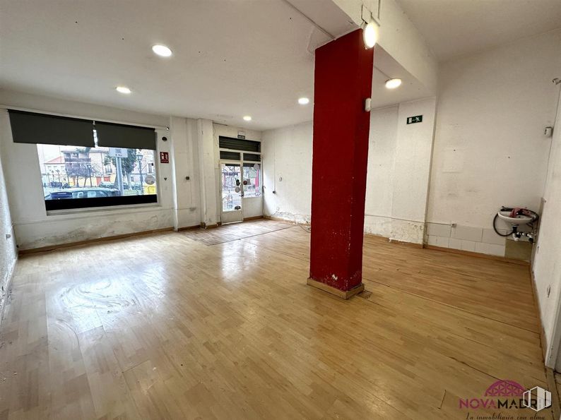 Retail for sale at Calle Parvillas Altas, 23, Villaverde, Madrid, 28021 with light fixture, flooring, floor, apartment, ceiling, wood flooring, tile flooring, laminate flooring, hall and cleanliness around