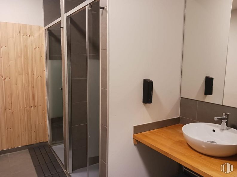 Retail for sale at Barrio Castellana, Salamanca, Madrid, 28006 with sink, countertop, mirror, tap, bathroom sink, wood, interior design, plumbing fixture, fixture and floor around