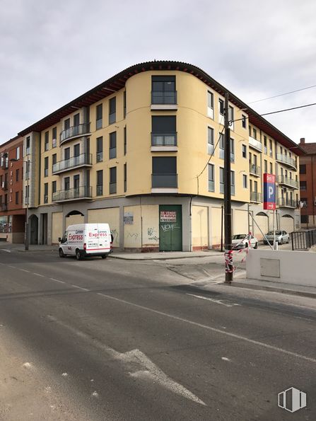 Retail for sale & for rent at Calle Puerta Huerta, 1, Ocaña, Toledo, 45300 with building, van, sky, cloud, window, road surface, asphalt, urban design, fixture and residential area around