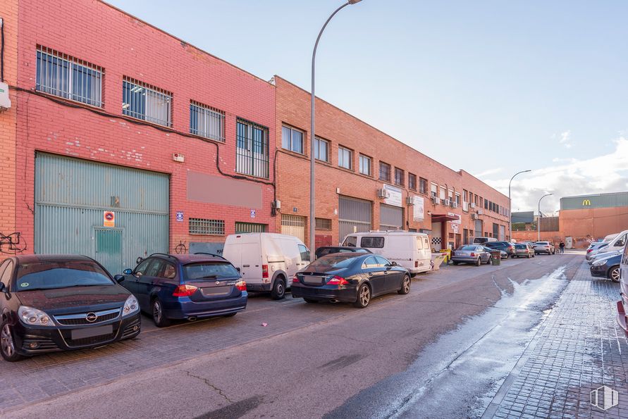 Nave en venta en Calle Soria, San Fernando de Henares, Madrid, 28830 con coche, ventana, camioneta, luz de la calle, rueda, luz de estacionamiento automotriz, neumático, vehículo terrestre, cielo y vehículo alrededor