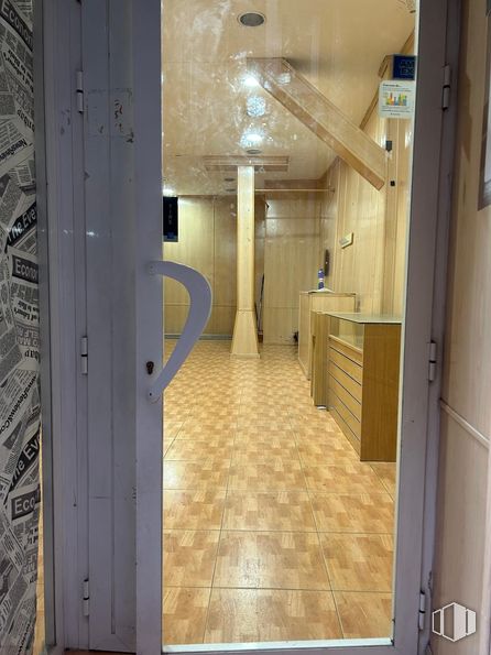 Retail for rent at Calle Dos Hermanas, 16, Centro, Madrid, 28012 with flooring, floor, wood, door, interior design, ceiling, room, wood stain, hardwood and wood flooring around