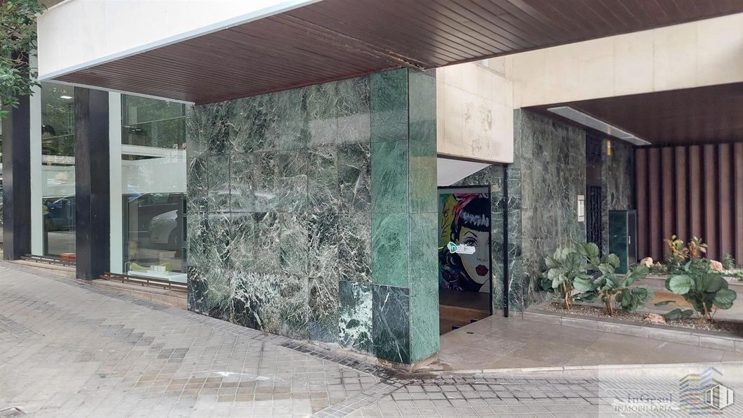 Retail for sale & for rent at Castellana/Salamanca, Salamanca, Madrid, 28006 with plant, shade, facade, building, composite material, fixture, tints and shades, urban design, road surface and concrete around