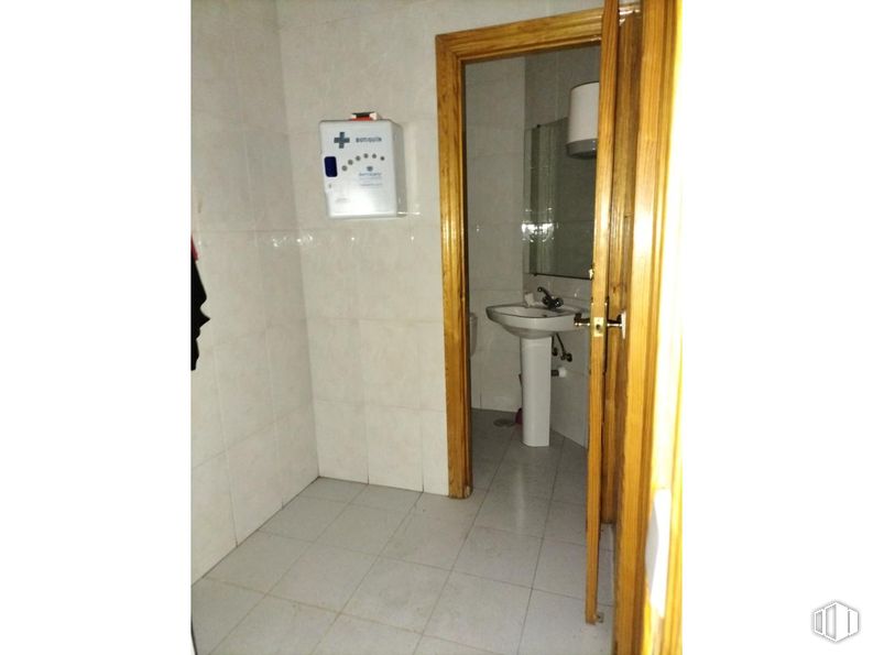 Local en alquiler en Ronda Buenavista, Toledo, 04005 con fregadero, puerta, edificio, accesorio, cuarto de baño, accesorios de fontanería, asa, madera, pared y grifo alrededor