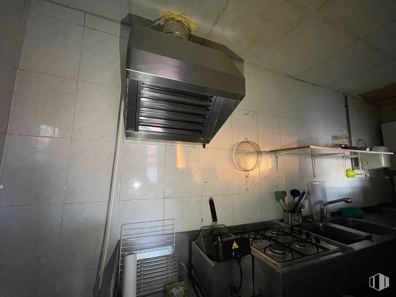 Retail for sale & for rent at Universidad, Ávila, 05003 with home appliance, ceiling, kitchen hood, grey, light fixture, kitchen stove, silver, gas stove, major appliance and stove around