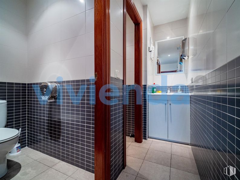 Oficina en venta en Paseo Castellana, Tetuán, Madrid, 28046 con inodoro, accesorios de fontanería, cuarto de baño, edificio, suelos, suelo, casa, inmobiliario, vidrio y material compuesto alrededor