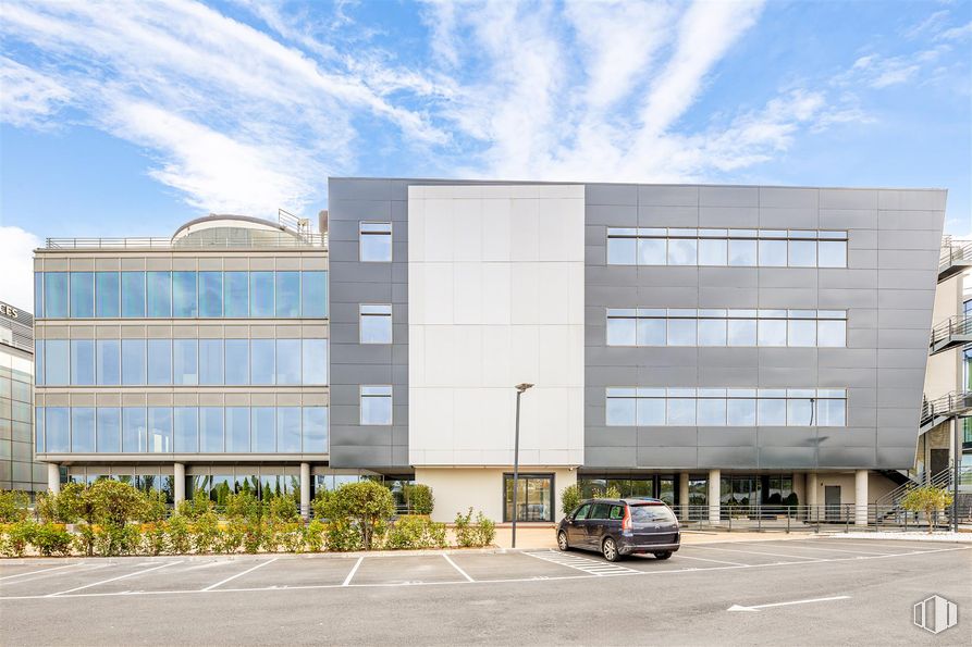 Oficina en alquiler en Avenida Bruselas, 36, Alcobendas, Madrid, 28108 con edificio, coche, cielo, nube, planta, diseño urbano, condominio, vehículo, zona residencial y bloque de pisos alrededor