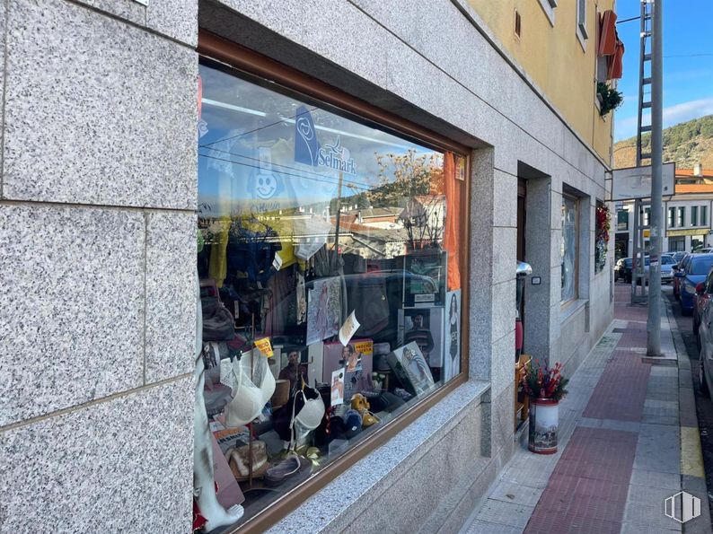 Local en venta en Centro, Moralzarzal, Madrid, 28411 con venta al por menor, escaparate, hormigón, acera y vitrina alrededor