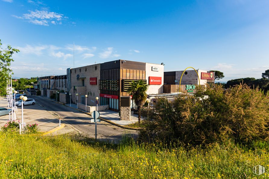 Local en alquiler en Centro Comercial Zoco Pozuelo, Calle Barlovento, 30, Pozuelo de Alarcón, Madrid, 28223 con edificio, cielo, planta, nube, ventana, árbol, luz de la calle, vegetación, hierba y diseño urbano alrededor