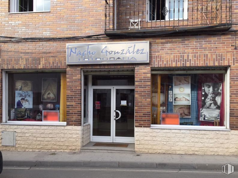 Retail for sale & for rent at Calle Alfares, 39, La Puebla de Montalbán, Toledo, 45516 with door, window, building, property, fixture, lighting, architecture, brick, brickwork and wood around