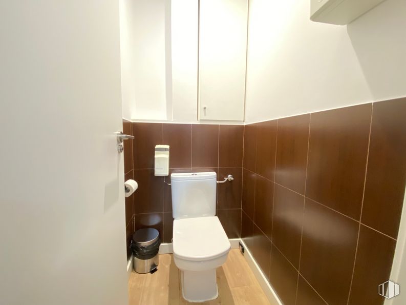 Oficina en alquiler en Calle Pinos Alta, Tetuán, Madrid, 28029 con inodoro, asiento del inodoro, madera, cuarto de baño, edificio, suelo, suelos, madera dura, casa y suministro doméstico alrededor