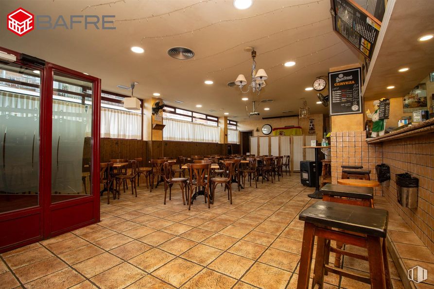 Retail for rent at Calle Gregorio Donas, Ciudad Lineal, Madrid, 28017 with light fixture, table, door, flooring, wood, floor, interior design, furniture, lighting and ceiling around