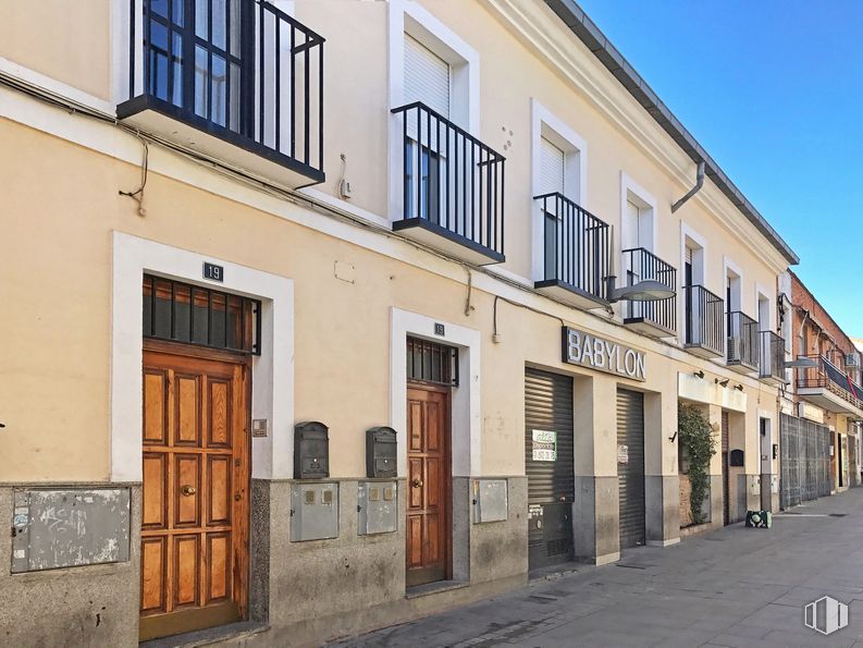 Local en alquiler y venta en Calle Real, 19, Pinto, Madrid, 28320 con puerta, ventana, cielo, accesorio, edificio, madera, zona residencial, fachada, superficie de la carretera y carretera alrededor